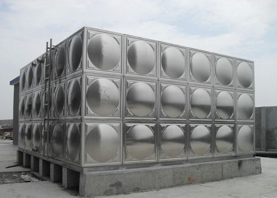 100 ton kapasitesiyle gümüş renkli cilalı paslanmaz çelik yalıtımlı su tankı