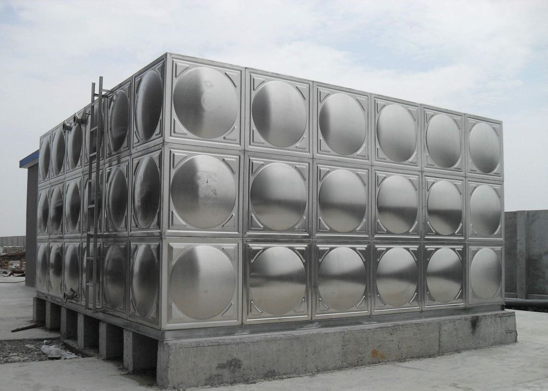 100 ton kapasitesiyle gümüş renkli cilalı paslanmaz çelik yalıtımlı su tankı